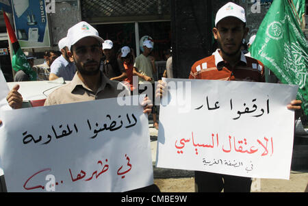 11 juillet 2012 - La ville de Gaza, bande de Gaza, territoire palestinien - les Palestiniens prennent part une protestation contre les arrestations politiques par les forces de sécurité en Cisjordanie, Gaza le juillet 11,2012 (crédit Image : © Naaman Omar/APA Images/ZUMAPRESS.com) Banque D'Images