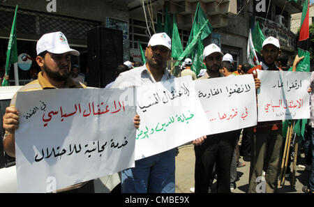 11 juillet 2012 - La ville de Gaza, bande de Gaza, territoire palestinien - les Palestiniens prennent part une protestation contre les arrestations politiques par les forces de sécurité en Cisjordanie, Gaza le juillet 11,2012 (crédit Image : © Naaman Omar/APA Images/ZUMAPRESS.com) Banque D'Images