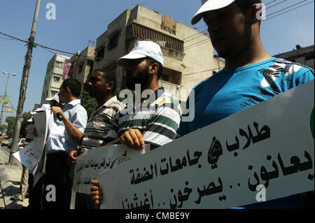 11 juillet 2012 - La ville de Gaza, bande de Gaza, territoire palestinien - les Palestiniens prennent part une protestation contre les arrestations politiques par les forces de sécurité en Cisjordanie, Gaza le juillet 11,2012 (crédit Image : © Naaman Omar/APA Images/ZUMAPRESS.com) Banque D'Images