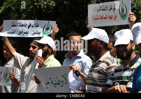 11 juillet 2012 - La ville de Gaza, bande de Gaza, territoire palestinien - les Palestiniens prennent part une protestation contre les arrestations politiques par les forces de sécurité en Cisjordanie, Gaza le juillet 11,2012 (crédit Image : © Naaman Omar/APA Images/ZUMAPRESS.com) Banque D'Images