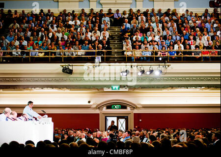 Londres, Royaume-Uni - 11 juillet 2012 : Meurig Raymond, Vice-président de l'UGN, adresse à l'auditoire de Westminster Central Hall où plus de 2000 producteurs laitiers se sont réunis pour protester contre les réductions prévues pour les paiements qu'ils reçoivent pour leur lait. Banque D'Images