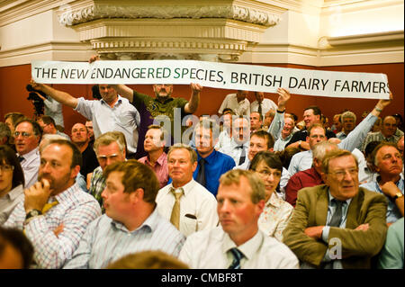 Londres, Royaume-Uni - 11 juillet 2012 : les producteurs laitiers tenir un écriteau "La nouvelle espèce en voie de disparition, des producteurs laitiers britanniques pendant la manifestation à Westminster Hall central contre les réductions prévues pour les paiements qu'ils reçoivent pour leur lait. Banque D'Images