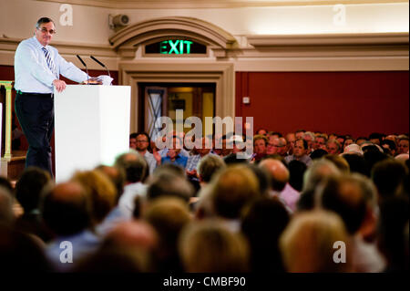 Londres, Royaume-Uni - 11 juillet 2012 : Meurig Raymond, Vice-président de l'UGN, adresse à l'auditoire de Westminster Central Hall où plus de 2000 producteurs laitiers se sont réunis pour protester contre les réductions prévues pour les paiements qu'ils reçoivent pour leur lait. Banque D'Images