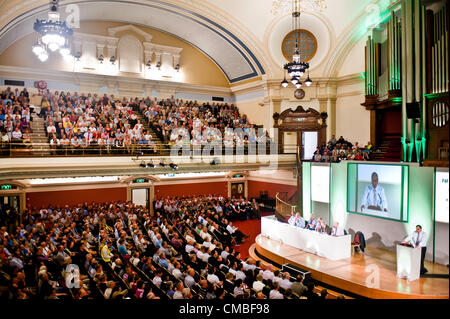 Londres, Royaume-Uni - 11 juillet 2012 : Meurig Raymond, Vice-président de l'UGN adresse à l'auditoire de Westminster Central Hall où plus de 2000 producteurs laitiers se sont réunis pour protester contre les réductions prévues pour les paiements qu'ils reçoivent pour leur lait. Banque D'Images