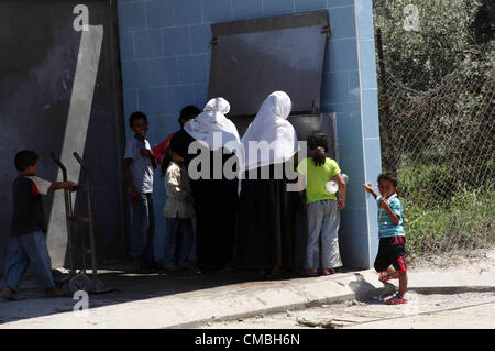 11 juillet 2012 - La ville de Gaza, bande de Gaza, territoire palestinien - les femmes palestiniennes remplir leurs bouteilles d'une eau potable à une station d'épuration de l'eau, à Deir al-Balah centre de la bande de Gaza, le 11 juillet. 2012. Les Palestiniens souffrent de la grave pénurie d'eau potable (crédit Image : © Ashraf Amra/APA Images/ZUMAPRESS.com) Banque D'Images