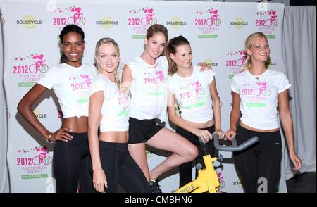 Lindsay Ellingson, Arlenis Sosa, Doutzen Kroes, Behati Prinsloo, Erin Heatherton en apparence en magasin pour Victoria's Secret 2e cycle Supermodel Cancer Research, SoulCycle bénéficiant de l'Upper East Side, New York, NY, 11 juillet 2012. Photo par : Andres Otero/Everett Collection. USA. Banque D'Images