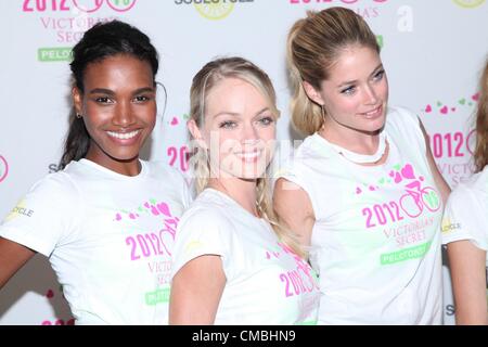 Lindsay Ellingson, Arlenis Sosa, Doutzen Kroes, Behati Prinsloo, Erin Heatherton en apparence en magasin pour Victoria's Secret 2e cycle Supermodel Cancer Research, SoulCycle bénéficiant de l'Upper East Side, New York, NY, 11 juillet 2012. Photo par : Andres Otero/Everett Collection. USA. Banque D'Images