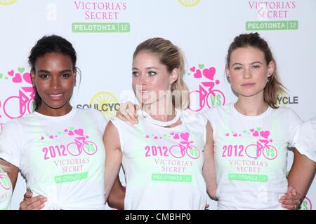 Arlenis Sosa, Doutzen Kroes, Behati Prinsloo en apparence en magasin pour Victoria's Secret 2e cycle Supermodel Cancer Research, SoulCycle bénéficiant de l'Upper East Side, New York, NY, 11 juillet 2012. Photo par : Andres Otero/Everett Collection. USA. Banque D'Images