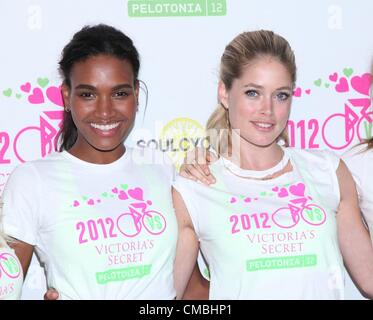 Arlenis Sosa, Doutzen Kroes en apparence en magasin pour Victoria's Secret 2e cycle Supermodel Cancer Research, SoulCycle bénéficiant de l'Upper East Side, New York, NY, 11 juillet 2012. Photo par : Andres Otero/Everett Collection. USA. Banque D'Images