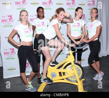 Lindsay Ellingson, Arlenis Sosa, Doutzen Kroes, Behati Prinsloo, Erin Heatherton en apparence en magasin pour Victoria's Secret 2e cycle Supermodel Cancer Research, SoulCycle bénéficiant de l'Upper East Side, New York, NY, 11 juillet 2012. Photo par : Andres Otero/Everett Collection. USA. Banque D'Images