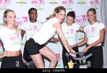 Lindsay Ellingson, Arlenis Sosa, Doutzen Kroes, Behati Prinsloo, Erin Heatherton en apparence en magasin pour Victoria's Secret 2e cycle Supermodel Cancer Research, SoulCycle bénéficiant de l'Upper East Side, New York, NY, 11 juillet 2012. Photo par : Andres Otero/Everett Collection. USA. Banque D'Images