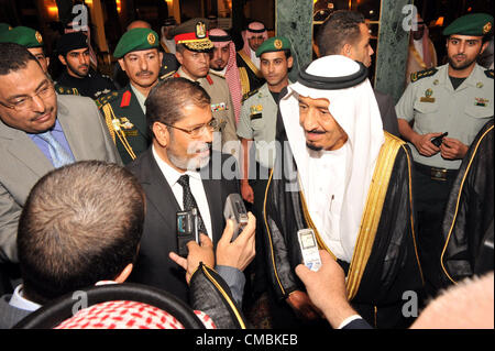 11 juillet 2012 - Jeddah, Jeddah, Arabie saoudite - le président égyptien Mohamed Morsi (CL) s'adresse aux journalistes à côté de l'Arabie Prince Salman bin Abdulaziz (CR) à l'arrivée à Lyon le 11 juillet 2012. Morsi est sur son premier voyage à l'étranger depuis son entrée en fonction (crédit Image : © Présidence égyptienne/APA Images/ZUMAPRESS.com) Banque D'Images