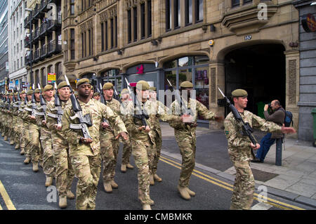 Leeds, UK. 12 juillet, 2012. Les troupes de la Yorkshire Regiment marche dans les rues de Leeds sur il homecomming parade. Banque D'Images