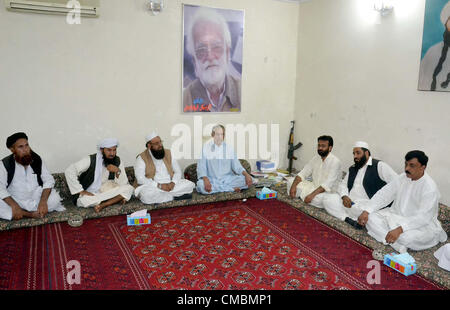 La présidente du parti Watan Jamhori, Talal Akbar Bugti en réunion avec le Jamiat Ahle Hadees Mulana leader, Ali Mohammad Abu Tarab à Bugti Chambre à Quetta le jeudi 12 juillet, 2012. Banque D'Images