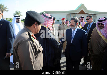 Jeddah, Jeddah, Arabie saoudite - le président égyptien Mohamed Morsi, serre la main avec les responsables saoudiens avant de quitter l'Arabie saoudite à partir de l'aéroport de Jeddah, 12 juillet 2012. Le président égyptien Morsi est arrivé le 11 juillet en Arabie Saoudite pour son premier voyage à l'étranger, laissant derrière eux un conflit latent avec le plus haut tribunal du pays sur sa tentative de rétablir le parlement dissous (crédit Image : présidence égyptienne/APA Images/ZUMAPRESS.com) Banque D'Images