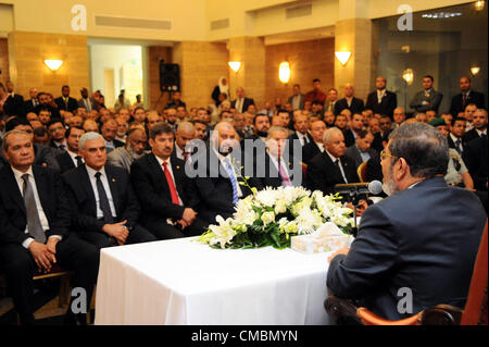 Le 12 juillet 2012 - Jeddah, Jeddah, Arabie saoudite - le président égyptien Mohamed Morsi rencontre avec la communauté égyptienne en Arabie Saoudite au consulat égyptien à Jeddah, Arabie saoudite, le 12 juillet 2012. Le président égyptien Morsi est arrivé le 11 juillet en Arabie Saoudite pour son premier voyage à l'étranger, laissant derrière eux un conflit latent avec le plus haut tribunal du pays sur sa tentative de rétablir le parlement dissous (crédit Image : © Présidence égyptienne/APA Images/ZUMAPRESS.com) Banque D'Images