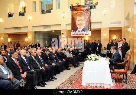 Le 12 juillet 2012 - Jeddah, Jeddah, Arabie saoudite - le président égyptien Mohamed Morsi rencontre avec la communauté égyptienne en Arabie Saoudite au consulat égyptien à Jeddah, Arabie saoudite, le 12 juillet 2012. Le président égyptien Morsi est arrivé le 11 juillet en Arabie Saoudite pour son premier voyage à l'étranger, laissant derrière eux un conflit latent avec le plus haut tribunal du pays sur sa tentative de rétablir le parlement dissous (crédit Image : © Présidence égyptienne/APA Images/ZUMAPRESS.com) Banque D'Images