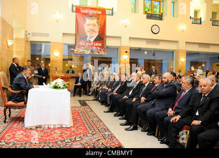 Le 12 juillet 2012 - Jeddah, Jeddah, Arabie saoudite - le président égyptien Mohamed Morsi rencontre avec la communauté égyptienne en Arabie Saoudite au consulat égyptien à Jeddah, Arabie saoudite, le 12 juillet 2012. Le président égyptien Morsi est arrivé le 11 juillet en Arabie Saoudite pour son premier voyage à l'étranger, laissant derrière eux un conflit latent avec le plus haut tribunal du pays sur sa tentative de rétablir le parlement dissous (crédit Image : © Présidence égyptienne/APA Images/ZUMAPRESS.com) Banque D'Images