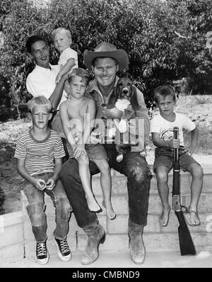 CHUCK CONNORS avec femme et fils Mike , Jeff , Steve et Kevin à la maison.Fourni par Photos inc.(Image Crédit : Â© fourni par Globe Photos Inc/Globe Photos/ZUMAPRESS.com) Banque D'Images