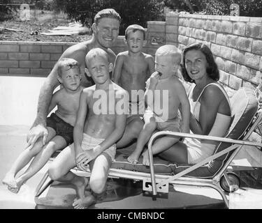 CHUCK CONNORS avec femme et fils Mike , Jeff , Steve et Kevin à la maison.Fourni par Photos inc.(Image Crédit : Â© fourni par Globe Photos Inc/Globe Photos/ZUMAPRESS.com) Banque D'Images