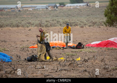 Les cavaliers de fumée pompiers en parachute incendies de forêt zone à commencer à combattre un incendie dangereux. L'intervention d'urgence de l'Alaska et de l'Idaho jusqu'au centre de l'Utah. Vertige de l'incendie était Rock 12 Jul 2012 par cause inconnue.sauté de l'avion d'avions de lutte contre l'incendie pour une réponse rapide. Banque D'Images