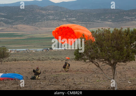 Les cavaliers de fumée pompiers en parachute incendies de forêt zone à commencer à combattre un incendie dangereux. L'intervention d'urgence de l'Alaska et de l'Idaho jusqu'au centre de l'Utah. Vertige de l'incendie était Rock 12 Jul 2012 par cause inconnue.sauté de l'avion d'avions de lutte contre l'incendie pour une réponse rapide. Banque D'Images