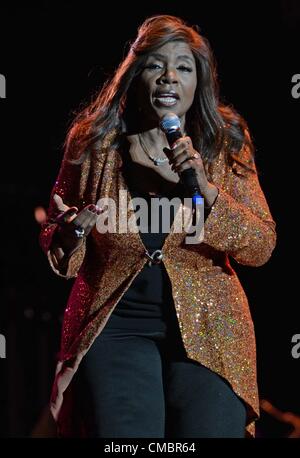 New York, USA. Gloria Gaynor sur scène pour une série de concerts d'été Mer:Soirée Disco, Coney Island, New York, NY Le 12 juillet 2012. Photo par : Derek Storm/Everett Collection Banque D'Images