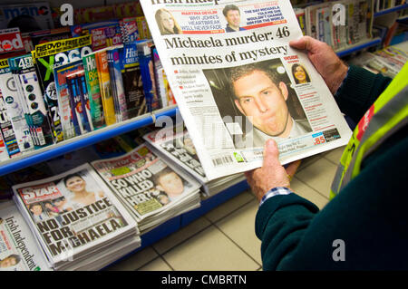 13 juillet 2012. Ardara, comté de Donegal, Irlande. Un homme lit un exemplaire d'un journal irlandais de rapports sur le verdict de non-culpabilité dans le Michaela McAreavey procès pour meurtre à l'Ile Maurice. Photo par:Richard Wayman/Alamy Banque D'Images