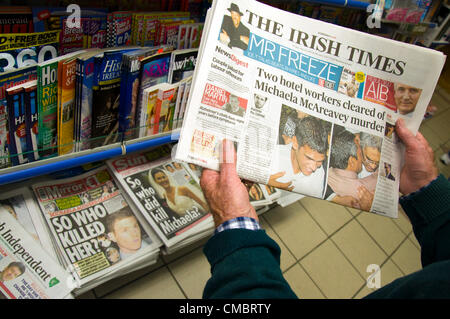 13 juillet 2012. Ardara, comté de Donegal, Irlande. Un homme lit un exemplaire d'un journal irlandais de rapports sur le verdict de non-culpabilité dans le Michaela McAreavey procès pour meurtre à l'Ile Maurice. Photo par:Richard Wayman/Alamy Banque D'Images