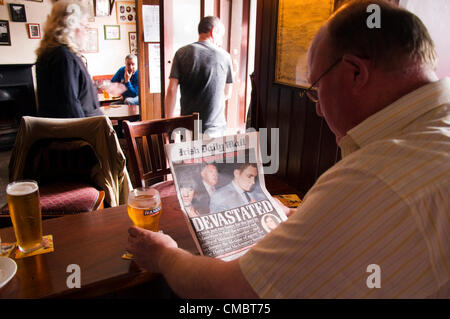 13 juillet 2012. Ardara, comté de Donegal, Irlande. Un homme dans un bar lit une copie d'un journal irlandais de rapports sur le verdict de non-culpabilité dans le Michaela McAreavey procès pour meurtre à l'Ile Maurice. Photo par:Richard Wayman/Alamy Banque D'Images