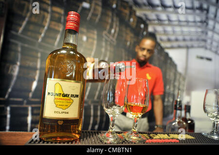 12 juin 2012 - Bridgetown, Barbade, États-Unis - un employé verse une dégustation à l'intérieur d'une réplique d'un rhum traditionnel boutique à la Mount Gay Rum Distillery à Bridgetown, Barbade. Mount Gay Rum est la plus ancienne marque de rhum dans le monde. (Crédit Image : © Josh Edelson/ZUMAPRESS.com) Banque D'Images