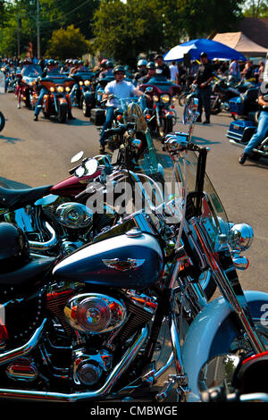 13. 07. 2012 Port Dover Ontario Canada, vendredi 13e croisière en moto. Des milliers d'amateurs de moto se rendent à Port Dover, ville du lac Érié, et des dizaines de milliers de cyclistes et de visiteurs pourront se rendre à la ville d'environ 5000 000 habitants toute l'année le long de la rive nord du lac Érié pour cet événement traditionnel. Banque D'Images