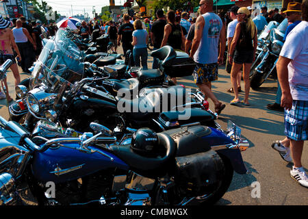 13. 07. 2012 Port Dover Ontario Canada, vendredi 13e croisière en moto. Des milliers d'amateurs de moto se rendent à Port Dover, ville du lac Érié, et des dizaines de milliers de cyclistes et de visiteurs pourront se rendre à la ville d'environ 5000 000 habitants toute l'année le long de la rive nord du lac Érié pour cet événement traditionnel. Banque D'Images