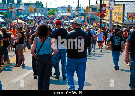 13. 07. 2012 Port Dover Ontario Canada, vendredi 13e croisière en moto. Des milliers d'amateurs de moto se rendent à Port Dover, ville du lac Érié, et des dizaines de milliers de cyclistes et de visiteurs pourront se rendre à la ville d'environ 5000 000 habitants toute l'année le long de la rive nord du lac Érié pour cet événement traditionnel. Banque D'Images