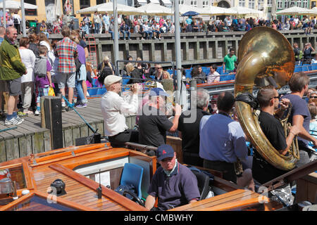 Vendredi 13 juillet, 2012 - La street parade populaire et traditionnelle jazz band - l'Orion Brass Band la finition d'une croisière sur le canal de Nyhavn, concert bondé de Copenhague, Danemark, sur un vendredi après-midi chaud et ensoleillé plein de touristes pendant le Festival de Jazz de Copenhague. Banque D'Images