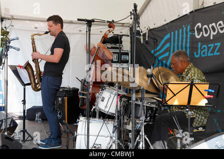 Vendredi 13 juillet 2012 - L'Danish-American jazz band Vincentz, Hart et Brown jouant à Vandkunsten à Copenhague. Le saxophoniste et compositeur danois Niels Vincentz fonctionne avec deux célèbres musiciens de jazz de New York, le bassiste Cameron Brown et le batteur Billy Hart lors de la Copenhagen Jazz Festival. Banque D'Images