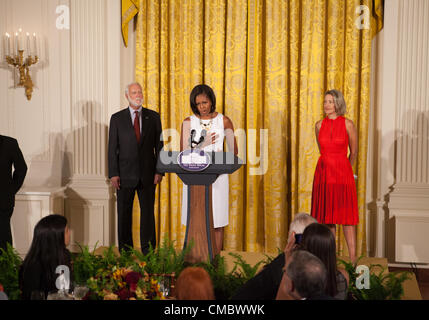 Première Dame Michelle Obama prend la parole à l'Hewitt-Cooper Smithsonian National Design Awards déjeuner à la Maison Blanche à Washington D.C. Le vendredi 13 juillet, 2012. Wayne Clough, Secrétaire de la Smithsonian Institution, est à gauche et Caroline Baumann, directeur par intérim de la Smithsonian Cooper-Hewitt National Design Museum est à droite. Banque D'Images