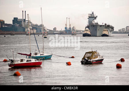 Londres, Royaume-Uni - 13 juillet 2012 : le plus grand bateau de l'Royal Navy le HMS Ocean sails Thames jusqu'à Greenwich où il sera déployé dans le cadre du plan de sécurité pour les Jeux Olympiques. Banque D'Images