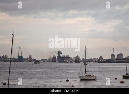 Londres, Royaume-Uni. 13 juillet 2012 Le HMS Ocean, le plus grand dans la Marine, passe par la tamise les obstacles. Il a été jusqu'à la Tamise à Greenwich où il sera amarré à agir comme une plate-forme d'atterrissage pour hélicoptères et centre logistique à l'appui des opérations de la sécurité maritime et aérienne. Banque D'Images