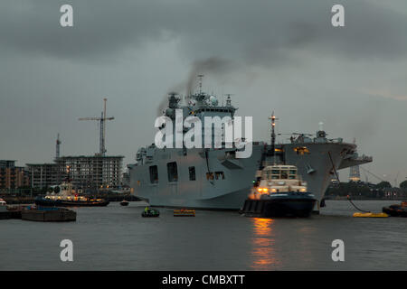 Londres, Royaume-Uni. 13 juillet 2012 Le HMS Ocean, le plus grand dans la Marine, remonte le Thames, au-delà de la Tamise jusqu'à Greenwich, où il sera amarré à agir comme une plate-forme d'atterrissage pour hélicoptères et centre logistique à l'appui des opérations de la sécurité maritime et aérienne. Banque D'Images