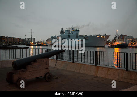 Londres, Royaume-Uni. 13 juillet 2012 Le HMS Ocean, la plus grande de la Marine de Greenwich où il sera amarré à agir comme une plate-forme d'atterrissage pour hélicoptères et centre logistique à l'appui des opérations de la sécurité maritime et aérienne. Banque D'Images