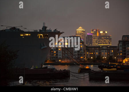 Londres, Royaume-Uni. 13 juillet 2012 Le HMS Ocean, la plus grande de la Marine de Greenwich où il sera amarré à agir comme une plate-forme d'atterrissage pour hélicoptères et centre logistique à l'appui des opérations de la sécurité maritime et aérienne. Banque D'Images