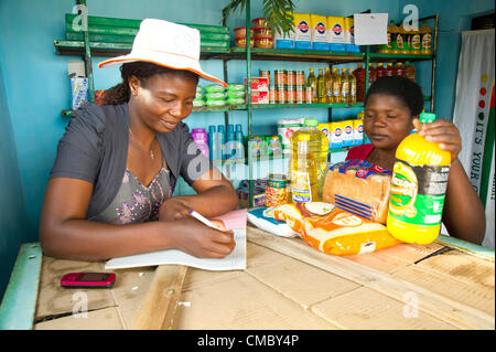 29 mai 2012 - Nkashe (Village, Zimbabwe - 29 mai 2012, Gwanda, Zimbabwe - L'animateur de cluster pour le Nkashe d'épargne et de prêt (VSL) Cluster prend l'inventaire à sa petite boutique de marchandises dans le village d'Nkashe, Zimbabwe. Depuis son entrée dans le groupe en novembre 2010, ce bénéficiaire a pris sept prêts allant jusqu'à 500 $ pour développer son entreprise, l'achat de biens et d'un réfrigérateur. CRS, les soins et l'ACDI/VOCA travaillent ensemble pour soutenir le groupe à travers le prix (favoriser la récupération au Zimbabwe) consortium. (Crédit Image : © David Snyder/ZUMAPRESS.com) Banque D'Images