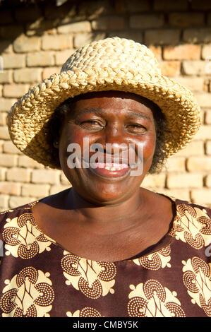 29 mai 2012 - Nkashe (Village, Zimbabwe - 29 mai 2012, Gwanda, Zimbabwe - un membre d'une d'épargne et de prêt (VSL) groupe dans le village de Nkashe, Zimbabwe. Cette femme est l'un des plus de 13 500 personnes seront présentes à la valeur estimative d'une notion par le prix (favoriser la récupération au Zimbabwe) depuis le lancement du projet au Zimbabwe en 2010. (Crédit Image : © David Snyder/ZUMAPRESS.com) Banque D'Images