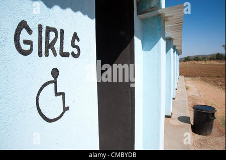 Le 21 juin 2012 - Mhangura (Village, Zimbabwe - le 21 juin 2012, le Zimbabwe, makonde - parmi les 14 latrines construites par CRS pour la Mine Mhangura École primaire ont été deux latrines accessible en fauteuil roulant, une pour les garçons et une pour les filles (voir ici). Accessibilité handicapés est rare dans tous les bâtiments dans les régions rurales de l'Afrique, de sorte ces latrines fournissent un service essentiel à l'école, qui a un seul élève actuellement inscrit qui est dans un fauteuil roulant. Par organisme partenaire Caritas Zimbabwe, CRS construit 100 latrines dans ce seul district dans le cadre de l'assainissement de l'eau en milieu rural et de l'Hygiène (WASH) ER projet. (Cre Banque D'Images