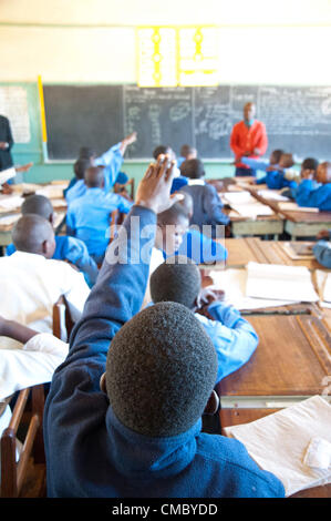 Le 21 juin 2012 - Mhangura (Village, Zimbabwe - le 21 juin 2012, le Zimbabwe, makonde - un jeune étudiant de l'école primaire de Mine Mhangura classe dans le district de Makonde du Zimbabwe. Dans le cadre de l'assainissement de l'eau en milieu rural et de l'Hygiène (WASH), ER projet CRS construit 14 latrines à l'école en 2011 pour remplacer les installations existantes de. Travaillant par l'intermédiaire de Caritas Zimbabwe, CRS construit 256 latrines dans trois districts du Zimbabwe depuis 2010 dans le cadre du projet - y compris 100 dans ce district alo (Image Crédit : © David Snyder/ZUMAPRESS.com) Banque D'Images