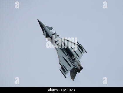 Farnborough, Royaume-Uni. 13 juillet, 2012. Le chasseur multirôle Eurofighter Typhoon afficher au salon Farnborough International Airshow 2012. L'Eurofighter Typhoon est un bimoteur, canard-aile delta, de combat polyvalent. L'Eurofighter Typhoon est produit en série par l'Alenia Aeronautica, EADS et BAE Systems, consortium. L'aéronef est en cours d'achat dans le cadre de contrats distincts, nommé tranches, chacune pour les aéronefs de l'amélioration générale des capacités. Banque D'Images