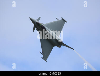 Farnborough, Royaume-Uni. 13 juillet, 2012. Le chasseur multirôle Eurofighter Typhoon afficher au salon Farnborough International Airshow 2012 le vendredi. L'Eurofighter Typhoon est un bimoteur, canard-aile delta, de combat polyvalent. L'Eurofighter Typhoon est produit en série par l'Alenia Aeronautica, EADS et BAE Systems, consortium. L'aéronef est en cours d'achat dans le cadre de contrats distincts, nommé tranches, chacune pour les aéronefs de l'amélioration générale des capacités. Banque D'Images