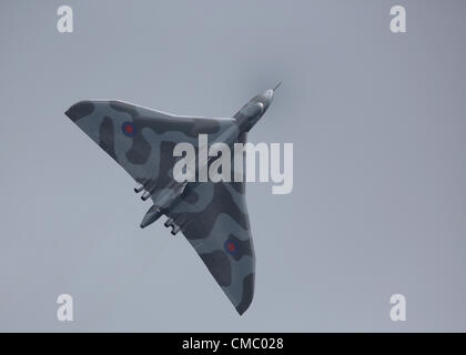 Farnborough, Royaume-Uni. 13 juillet, 2012. Avro Vulcan XH558 battant au salon Farnborough International Airshow 2012 le vendredi. Depuis l'ouverture du show le lundi dans un défilé avec les flèches rouges le Vulcan a été en exposition statique, mais a pris de l'air à la fin de l'affichage de vol du vendredi et sera dans l'air à nouveau le samedi et dimanche. Banque D'Images