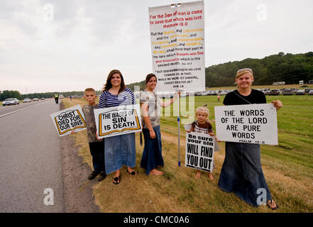 13 juillet 2012 - Palmyra NY, USA - Anti-Mormon tenir les manifestants à l'extérieur des panneaux les terrains de la colline Cumorah Pageant 75e assemblée. Présenté par l'Église de Jésus-Christ des Saints des Derniers Jours, la piscine dispose de concours plus de 700 acteurs bénévoles représentant dix courtes scènes de la Bible et le Livre de Mormon. La production a lieu sur la même colline où les mormons croient que la religion fondateur Joseph Smith a parlé avec l'ange Moroni, qui lui a donné l'ordre de plaques d'or qui Smith déterrés et traduit dans le Livre de Mormon. Banque D'Images